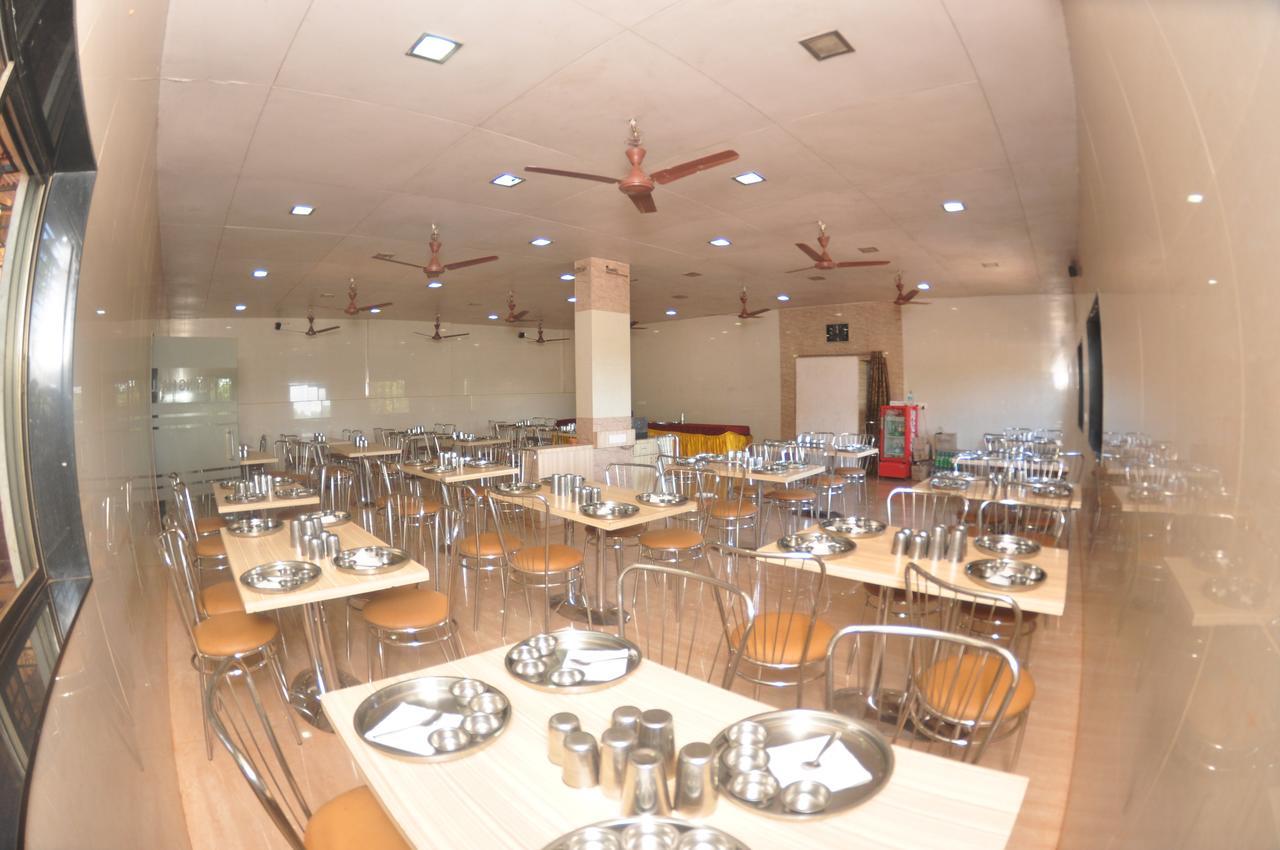 Hotel Gujarat Bhavan 3*