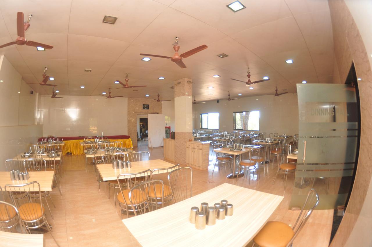 Hotel Gujarat Bhavan 3*